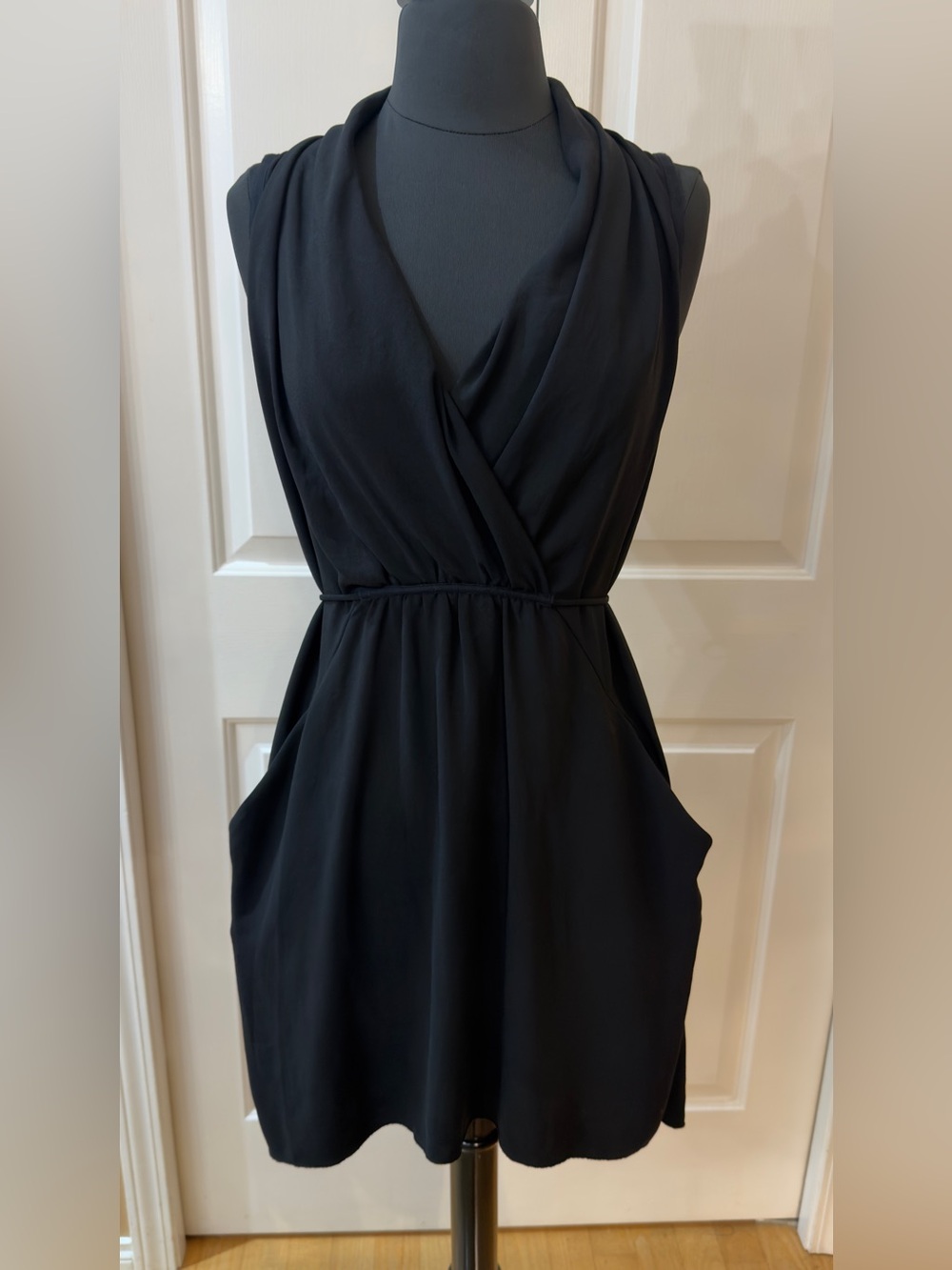 Aritzia Wilfred Women's Black Sleeveless Wrap Dress